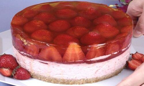 Cheesecake alla gelatina di fragole: la ricetta del dessert senza cottura facile e golosa