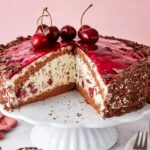 La crostata di ciliegie alla stracciatella con pan di spagna e crema al cioccolato è davvero deliziosa