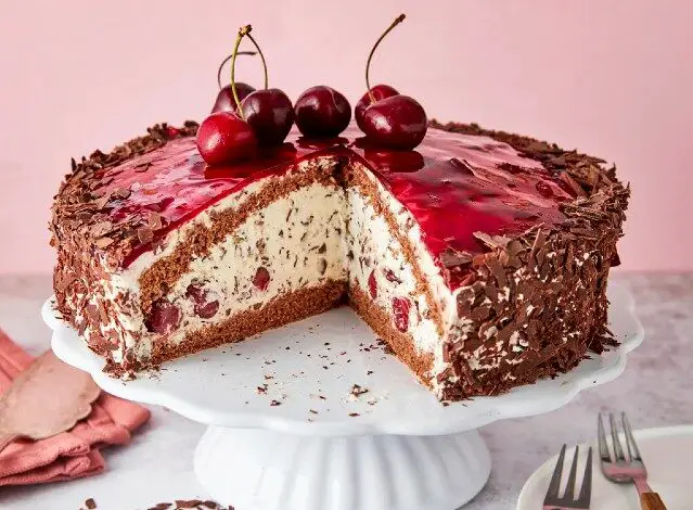 La crostata di ciliegie alla stracciatella con pan di spagna e crema al cioccolato è davvero deliziosa