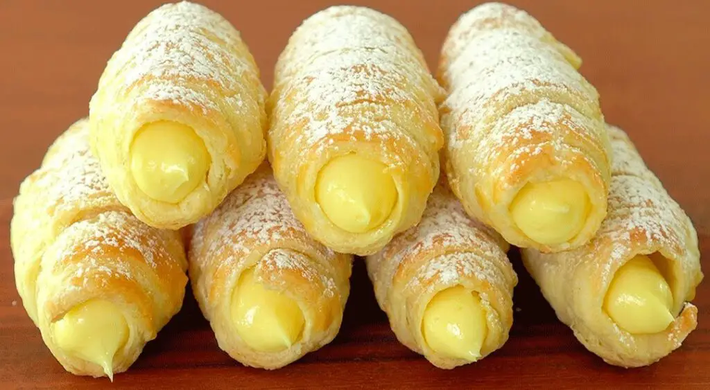 Coni di pasta sfoglia ripieni di crema pasticciera: una deliziosa prelibatezza fatta in casa