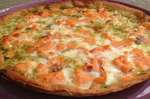 Tortino di salmone e cipolle con crème fraîche: un aperitivo ideale!