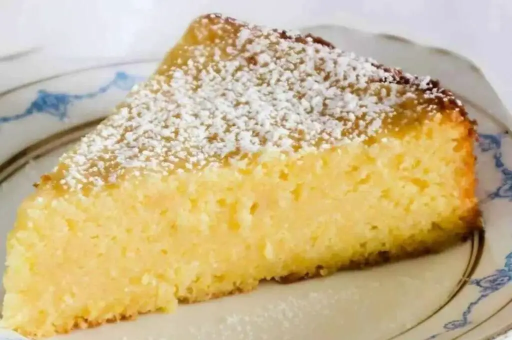 La torta al limone della nonna, succosa e deliziosa: si mangia subito