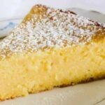 La torta al limone della nonna, succosa e deliziosa: si mangia subito