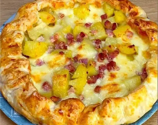 Crostata di patate, speck e formaggio in pasta sfoglia