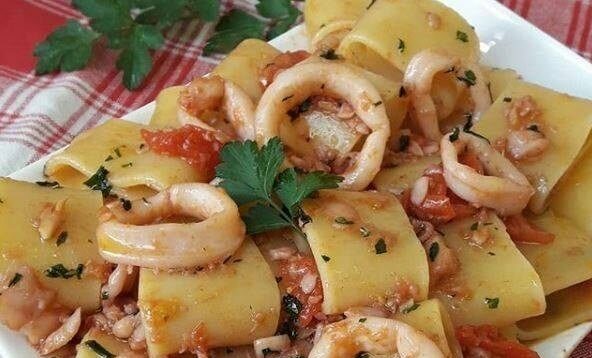 CALAMARATA CON SUGO DI CALAMARI E POMODORINI RICETTA DI TINA CUCARANO