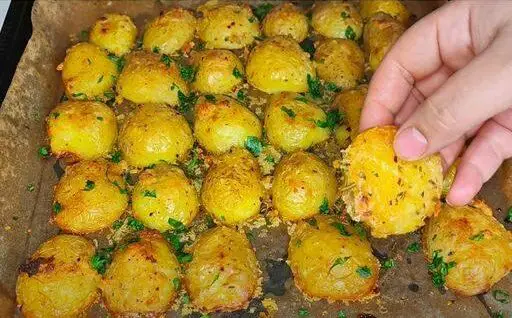 Patate al forno alla parmigiana: la ricetta semplice per un contorno abbondante