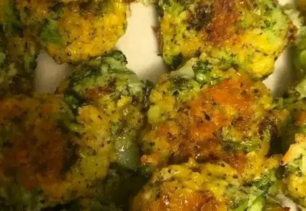 BAKED CHEESE BROCCOLI PATTIES