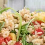 Gustosa insalata di riso con pomodoro e tonno, fresca e saziante