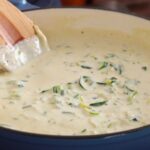 Come preparare la salsa alla crema di porri e roquefort