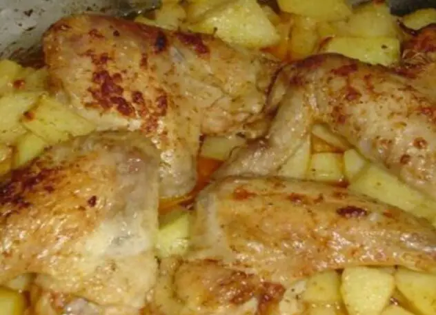 Ali di pollo e patate al forno