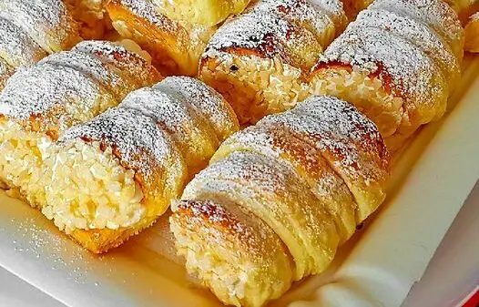 Cannoli di pasta sfoglia: la ricetta dei pasticcini ripieni di crema