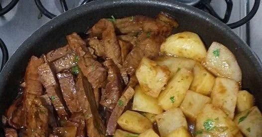 COME FARE LA BISTECCA AL BURRO ALL’AGLIO E LA PADELLA DI PATATE