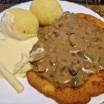 Scaloppina con funghi freschi bruni in salsa di panna Teste di asparagi in salsa olandese e gnocchi di patate