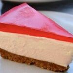 Torta estiva superfruttata per tante occasioni: torta alla mousse di fragole