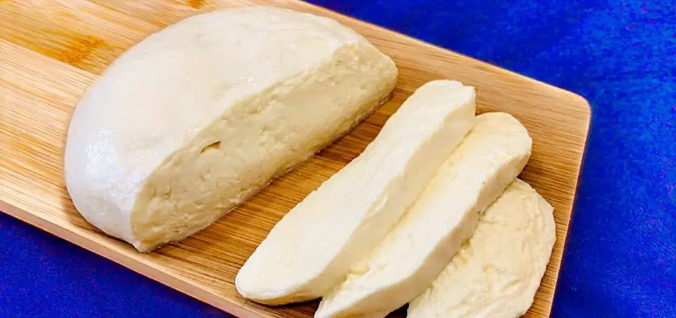 Se hai 1 litro di latte, yogurt e mezzo limone, puoi preparare il miglior formaggio fatto in casa in pochi semplici passaggi.