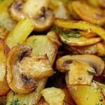 Patate e funghi: il contorno veloce che cuoce in padella