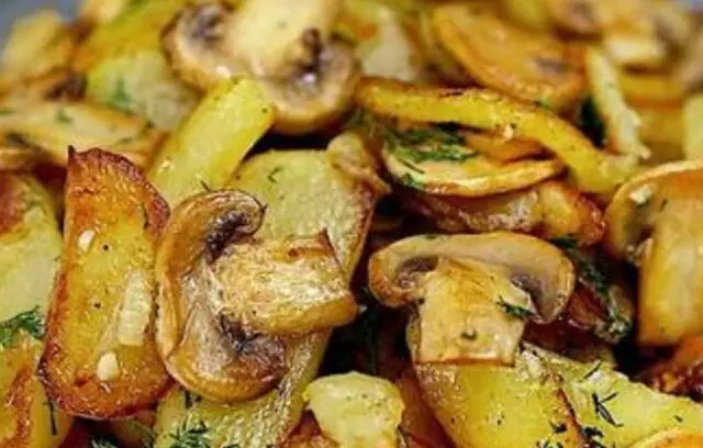 Patate e funghi: il contorno veloce che cuoce in padella