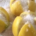 Tagliate un limone in quattro pezzi, aggiungete del sale e mettetelo in camera.