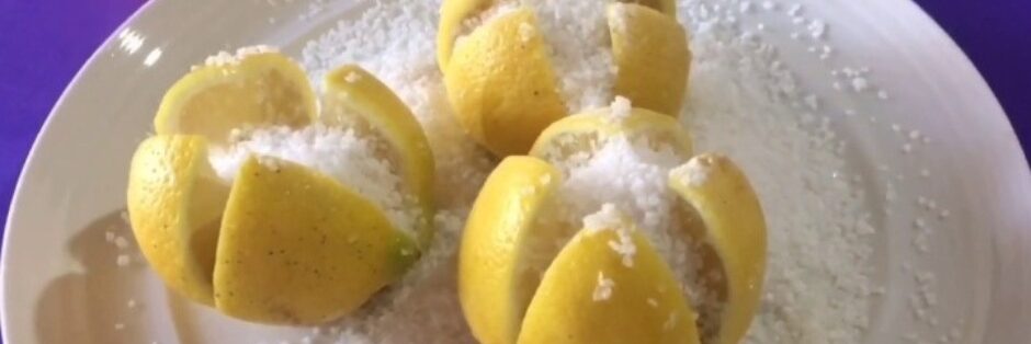 Tagliate un limone in quattro pezzi, aggiungete del sale e mettetelo in camera.