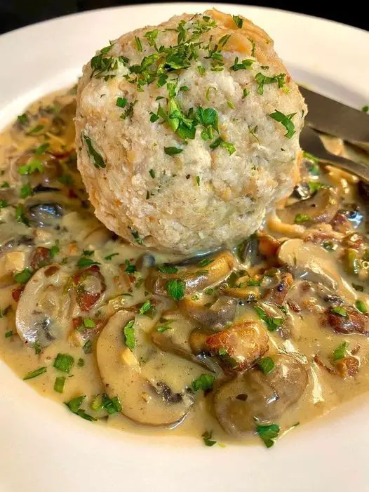 Gnocchi di pane con salsa di crema di funghi e pancetta