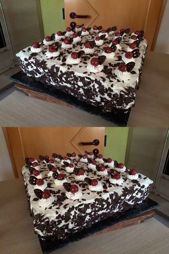 Torta di budino della Foresta Nera sul vassoio