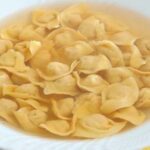 Cappelletti in brodo: la ricetta della pasta fresca ripiena ricca e gustosa