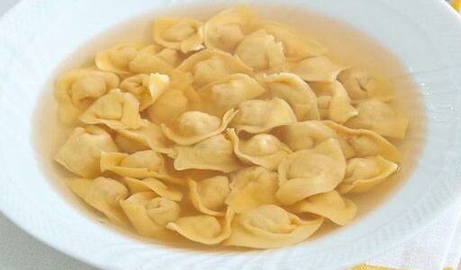 Cappelletti in brodo: la ricetta della pasta fresca ripiena ricca e gustosa