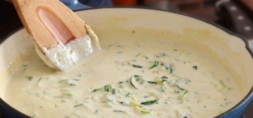 La salsa cremosa di porri e roquefort più ricca da preparare in casa