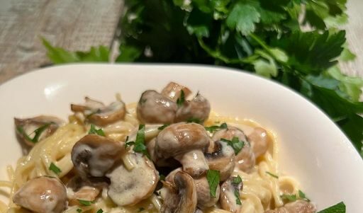 Spaghetti con funghi fritti in salsa cremosa di panna