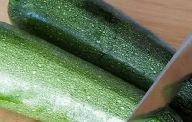 2 zucchine, 2 pomodori e la cena è servita: con 3 euro si può sfamare tutta la famiglia