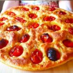 Focaccia pugliese: la ricetta fatta in casa per renderla morbida e gustosa