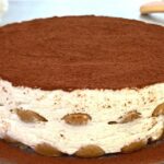 Torta Tiramisù fatta in casa, pronta in 10 minuti – Ricetta veloce, senza uova – Si prepara con 300 ml di caffè, 300 ml di panna liquida, 85 g di zucchero a velo e…