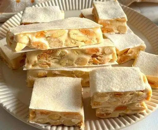 Torrone tenero: la ricetta della tradizione con i consigli per prepararlo in casa