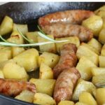 Patate e salsicce al forno