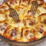 Lessare le patate e affettarle. Disporre con polpette e formaggio e cuocere al forno per una deliziosa sorpresa francese