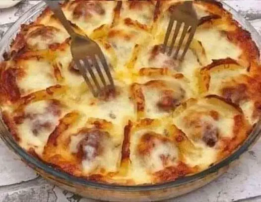 Lessare le patate e affettarle. Disporre con polpette e formaggio e cuocere al forno per una deliziosa sorpresa francese