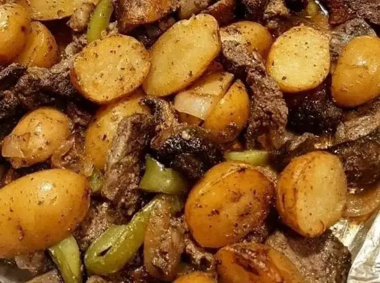 Bistecca facile con burro all’aglio e padella con patate