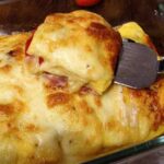 Gustoso pane gratinato con formaggio e salame