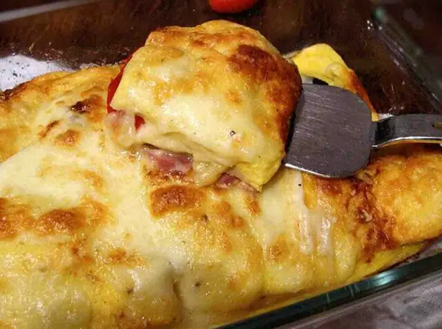 Gustoso pane gratinato con formaggio e salame