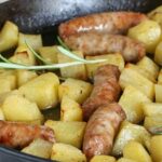 Patate e salsicce al forno