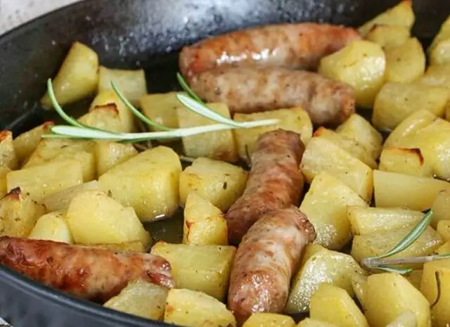 Patate e salsicce al forno