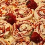 Rotoli di formaggio cremoso alle fragole