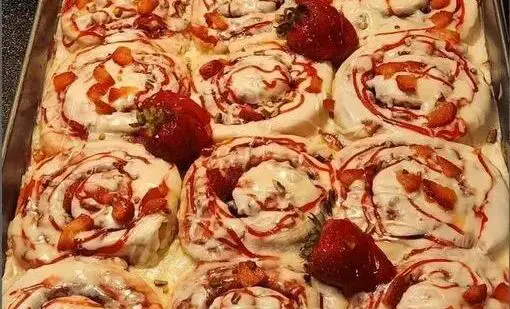 Rotoli di formaggio cremoso alle fragole