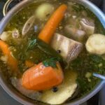 Brodo di manzo con verdure, piove, ci riscaldiamo con un brodo delizioso.