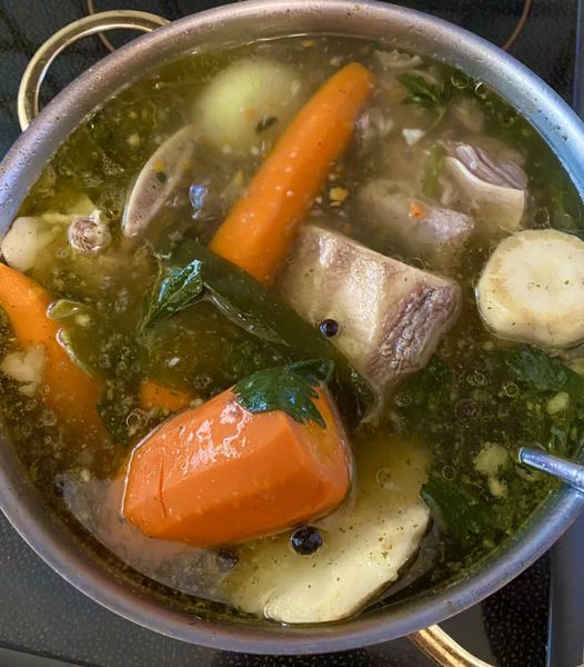 Brodo di manzo con verdure, piove, ci riscaldiamo con un brodo delizioso.