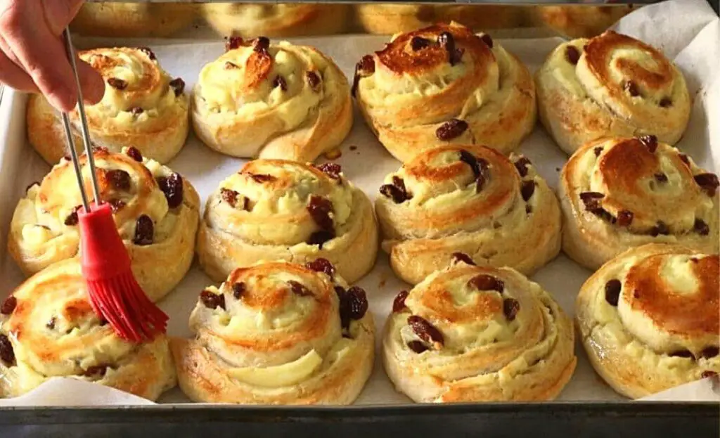 Pasticceria danese all’uvetta: la ricetta facile per deliziose brioches con crema pasticcera e uvetta