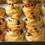 Pasticceria danese all’uvetta: la ricetta facile per deliziose brioches con crema pasticcera e uvetta