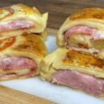 Lo strudel di pasta sfoglia con prosciutto e formaggio è davvero delizioso