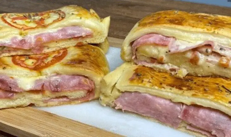 Lo strudel di pasta sfoglia con prosciutto e formaggio è davvero delizioso