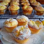 Muffin di quark con crema pasticcera pronti per il forno in pochi minuti